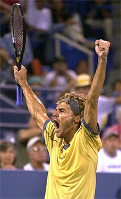 Gustavo Kuerten celebra su victoria sobre Albert Costa.