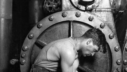 Un mecánico trabaja en una bomba de vapor, 1920.