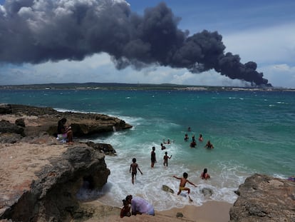 Una playa cercana al incendio de tanques de almacenamiento de combustible en Matanzas, Cuba.