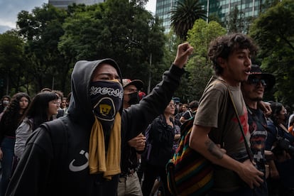 Manifestantes caminan sobre Paseo de la Reforma en dirección al Antimonumento de los 43.