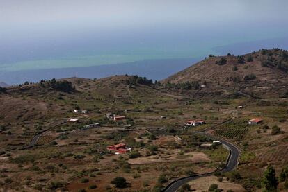 Vista aérea de la mancha volcánica desde la costa del pueblo de La Restinga.