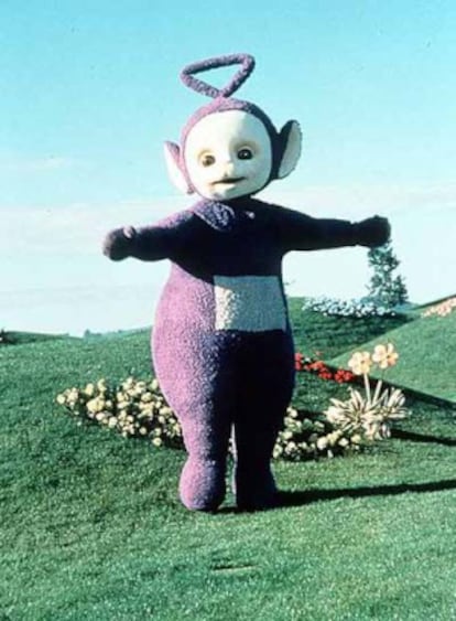 Tinky Winky corretea feliz pelo campo