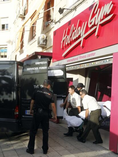 Los servicios funerarios se llevan el cadáver de un hombre de 28 años que ha muerto de seis disparos realizados por su expareja, un sargento de la Guardia Civil.