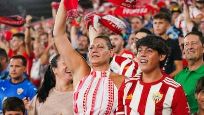 Dos aficionados de la UD Almería en las gradas del campo Power Horse Stadium antes del partido frente al Real Madrid.