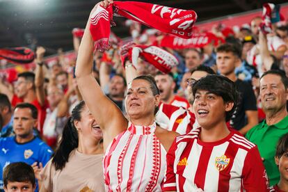 Dos aficionados de la UD Almería en las gradas del campo Power Horse Stadium antes del partido frente al Real Madrid.