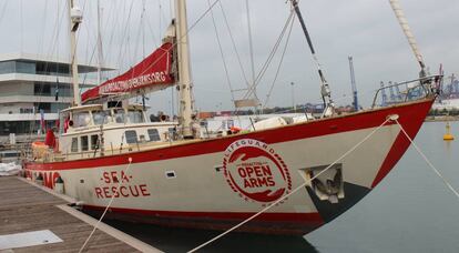 El buque Astral de la ONG Proactiva Open Arms atracado en La Marina de Valencia.