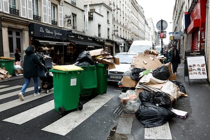 La basura obstaculizan un paso de cebra del centro de París, el lunes. 