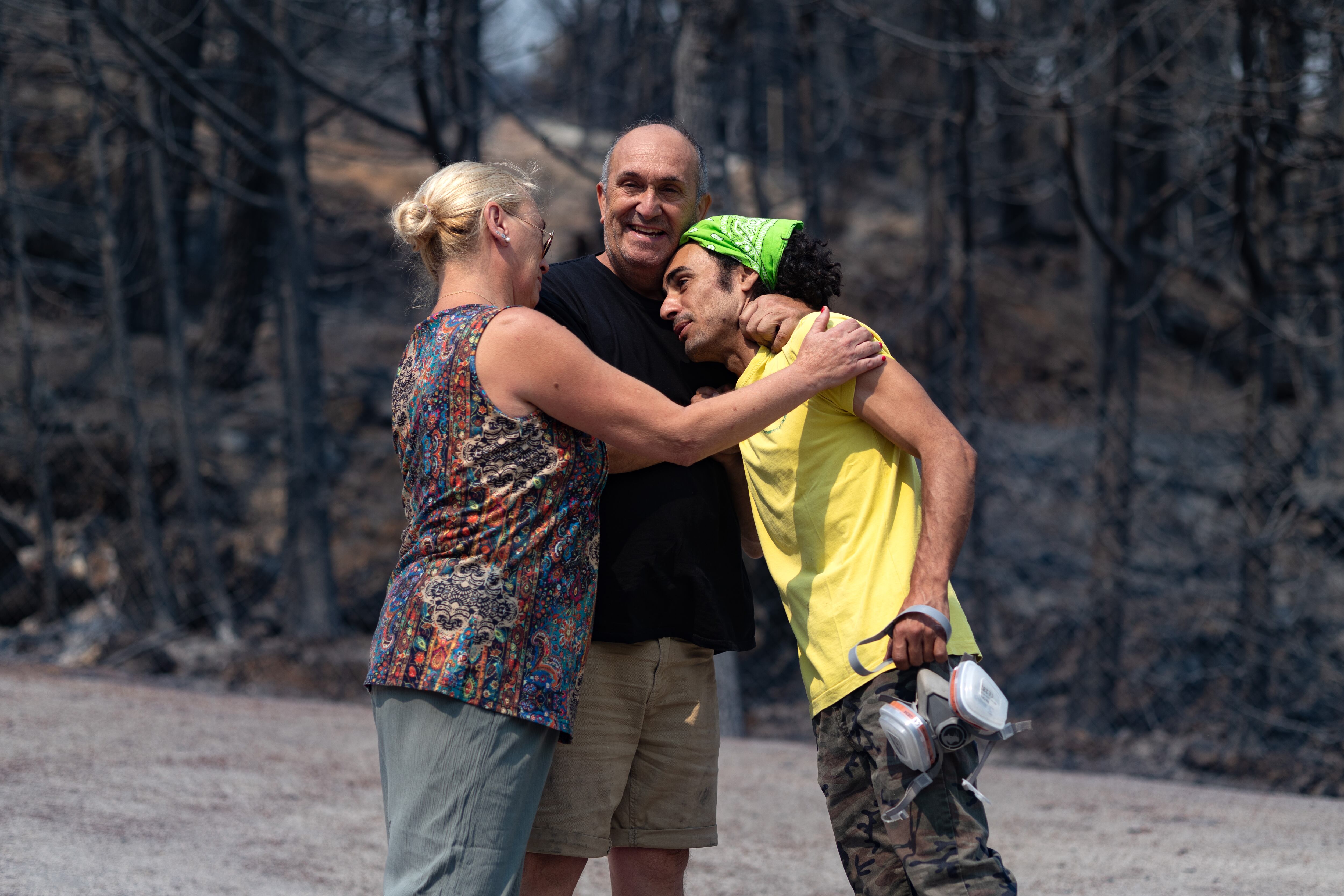 Javier Torres y Luisa Hernández agradecen a Julio César Blázquez su trabajo durante el incendio que amenazó la urbanización de La Atalaya.