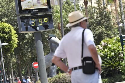 Un termómetro marca 39 grados en el centro de Almería en el inicio de la ola de calor, que en los próximos días dejara temperaturas extremas en la Península y Baleares, con valores que llegarán hasta los 40 grados.