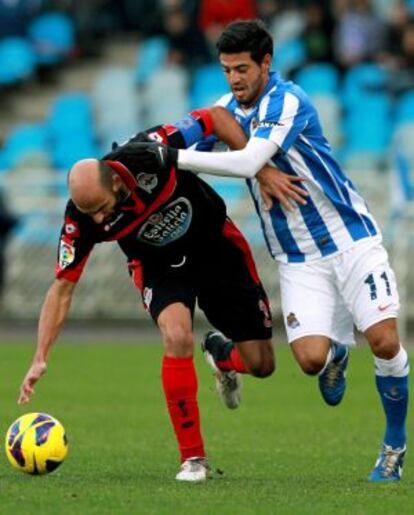 Vela lucha por el balón con Manuel Pablo 