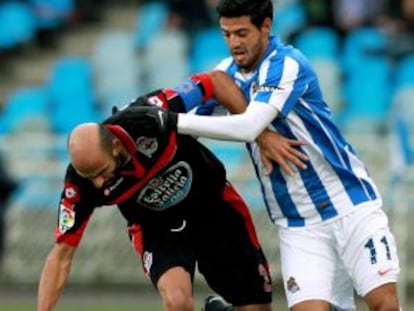 Vela lucha por el balón con Manuel Pablo