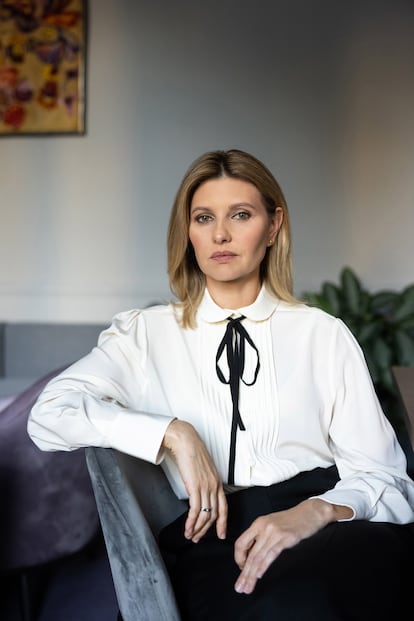 Zelenska posa en las Oficinas Presidenciales de la calle Bankova, en el centro de Kiev. Asegura que, tras cuatro meses de guerra, sigue separada de su marido por seguridad.