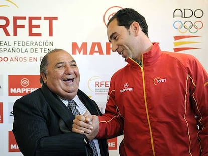 Pedro Muñoz, a la izquierda, se saluda con Albert Costa en una imagen de archivo.