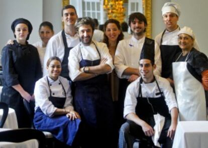 Diego Guerrero, del restaurante madrileño El Club Allard (centro, de pie), con todo su equipo de cocina.