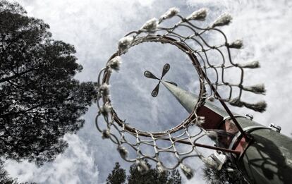 Red de baloncesto instalada en el parque El Paraíso, el mayor del distrito en cuanto a superficie, arbolado e instalaciones. Aquí no hay tantas zonas verdes como en otros lugares de la capital. En San Blas apenas rozan el 6% de la superficie del distrito.