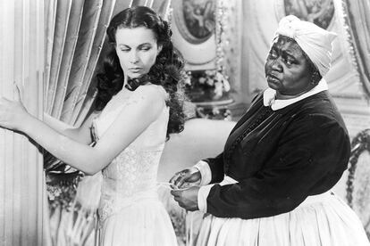 El uso del corsé, que Coco Chanel y Paul Poiret desterraron del armario femenino, vuelve a la actualidad cada cierto tiempo, y reabre el debate de cómo ha pasado de símbolo de opresión a prenda feminista. El año pasado, el estreno de series de época como 'Los Bridgerton' y 'La edad dorada' disparó la búsqueda de corsés un 60%, según la plataforma de datos Lyst. Y la escena en la que Mammy aprieta el corsé de Escarlata O'Hara en 'Lo que el viento se llevó' forma ya parte del imaginario colectivo. Pero no se ajustaba a la realidad de la época reflejada (1861): a mediados del siglo XIX, cuando se ambienta la película, los modelos que se imponían cubrían hasta el pecho. Sin embargo, cada vez que vemos a Mammy apretando cintas se aprecia claramente que los corsés en Tara acaban justo debajo del pecho para realzarlo. Así se conseguía una silueta mucho más del gusto de la época.