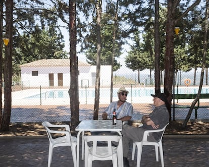 El Consistorio sacó a concurso el bar de la piscina y nadie quiso gestionarlo. Ante la falta de iniciativa, la alcaldesa Natividad Pérez se puso de acuerdo con Cáritas Valencia para traer a una familia en situación de vulnerabilidad que lo regentará gratis todo el verano.