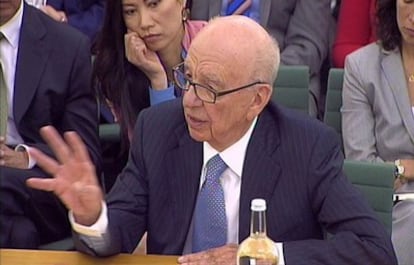 Rupert Murdoch comparece ante la comisión de medios del parlamento británico