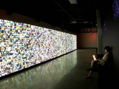 "Hello World", instalación de Christopher Baker para la exposición "Big Bang Data", en Barcelona