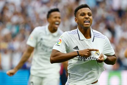 El delantero del Real Madrid Rodrygo Goes celebra tras marcar el 3-1 de penalti.