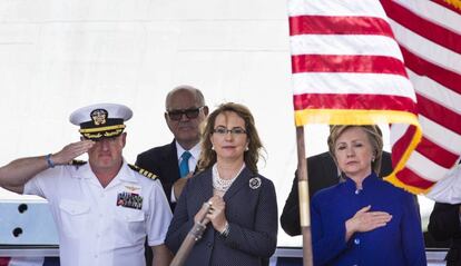 Giffords (en el centro), junto a Clinton y un capitán de la Marina, el pasado 10 de junio.