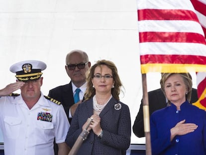 Giffords (en el centro), junto a Clinton y un capit&aacute;n de la Marina, el pasado 10 de junio. 