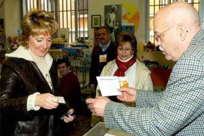 La presidenta de la Comunidad, Esperanza Aguirre, en su colegio electoral.