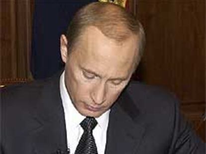 Putin, firmando ayer en Moscú el decreto de disolución del Gabinete.
