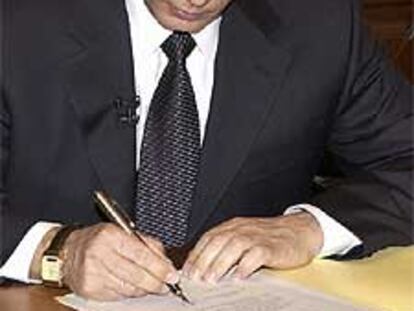 Putin, firmando ayer en Moscú el decreto de disolución del Gabinete.