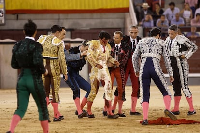 Isaac Fonseca, desmadejado, tras ser volteado dramáticamente por el sexto toro de la tarde.