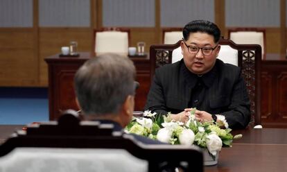 El presidente surcoreano, Moon Jae-in (i, de espaldas) conversa con el líder norcoreano Kim Jong-un (d) durante la cumbre intercoreana.