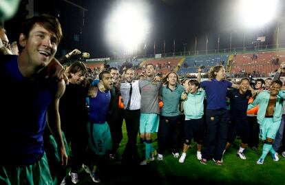 Guardiola y los jugadores del Barcelona, con Messi en primer término, festejan su victoria ante las gradas semivacías del estadio del Levante.
