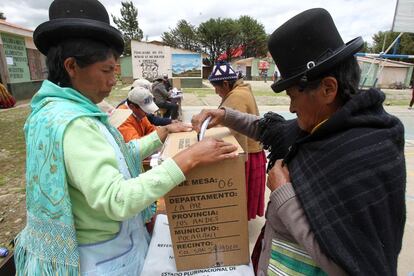 Una mujer boliviana vota en la localidad de Patamanta.