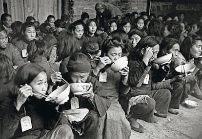 Mujeres aliment&aacute;ndose en China durante la hambruna de 1946.