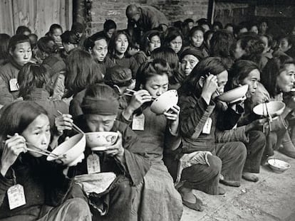 Mujeres aliment&aacute;ndose en China durante la hambruna de 1946.