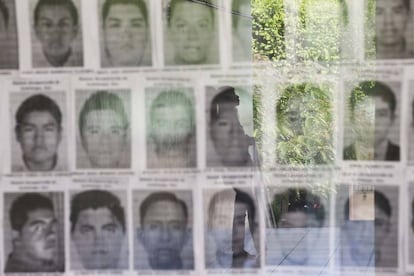Vitrina con las fotografías de algunos de los 43 estudiantes de Iguala desaparecidos
