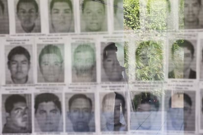 Vitrina con las fotograf&iacute;as de algunos de los 43 estudiantes de Iguala desaparecidos 