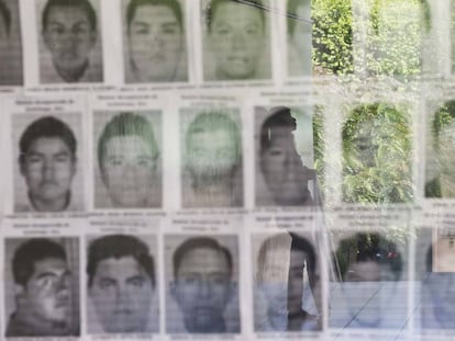 Vitrina con las fotograf&iacute;as de algunos de los 43 estudiantes de Iguala desaparecidos 