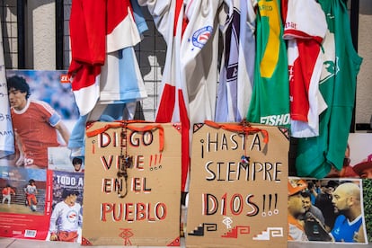 Carteles, imágenes y camisetas de Argentinos Juniors, dentro del santuario maradoniano.