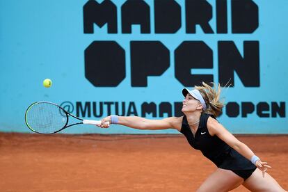 Badosa intenta devolver la pelota contra Sevastova.