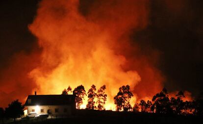 Incendi declarat al Monte Igueldo a Sant Sebastià, en el qual han cremat 50 hectàrees del vessant orientat al mar.