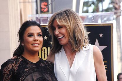 Eva Longoria y Felicity Huffman en la entrega de la estrella del Paseo de la Fama de Hollywood a la primera, en 2018.