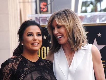 Eva Longoria y Felicity Huffman en la entrega de la estrella del Paseo de la Fama de Hollywood a la primera, en 2018.