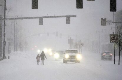 Peatones caminan por una calle nevada en North Street en Pittsfield, Massachusetts.