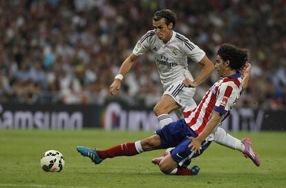 Tiago y Bale se disputan un balón.