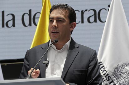 El registrador Nacional, Alexánder Vega, ofreciendo declaraciones en Bogotá, Colombia, el pasado 18 de marzo.