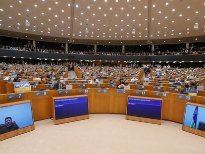 El presidente de Ucrania, Volodímir Zelenski, a través de videoconferencia ante el Parlamento Europeo, este martes.