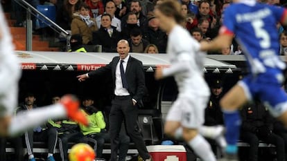 Zidane orienta o time contra o Deportivo.