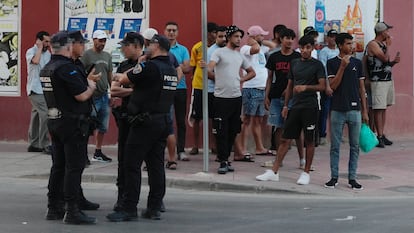 Un dispositivo de la Policía Local y la Guardia Civil controla los accesos al barrio de San Antonio este domingo.