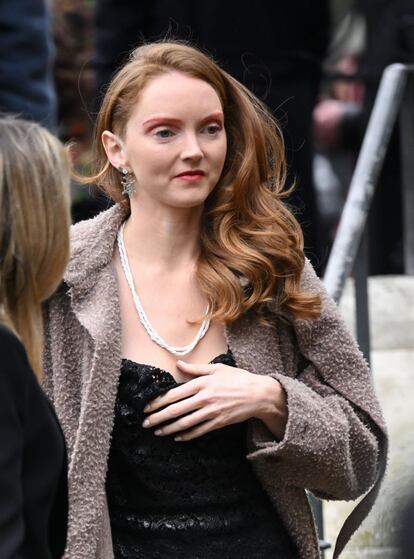 La modelo Lily Cole, musa de la diseñadora, decidió hacer su particular homenaje mediante un extravagante maquillaje.